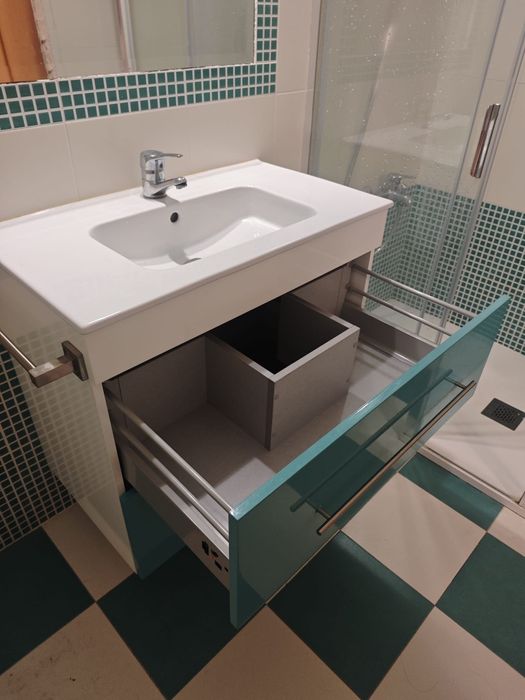 Móvel WC com lavatório e torneira