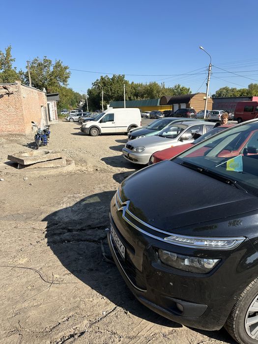Комерційне приміщення із ділянкою