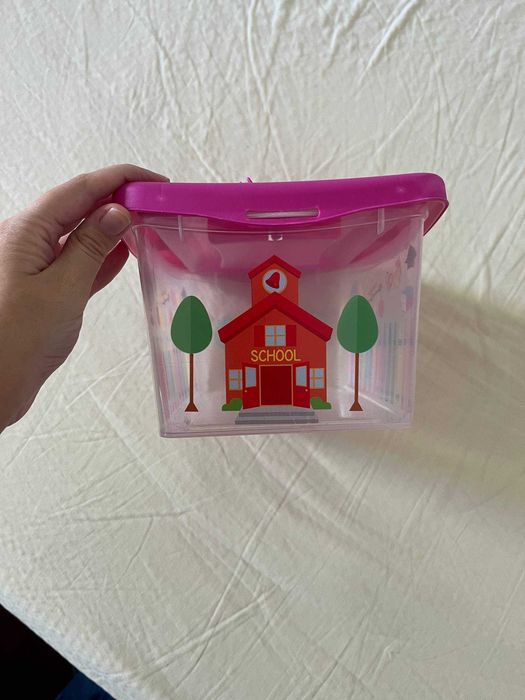 Caixa de plástico com pega e tampa rosa, tema escolar