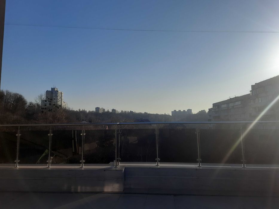 Продаж 2-к квартира . Клубний  будинок біля парку.  Тихо, зручно. Без%