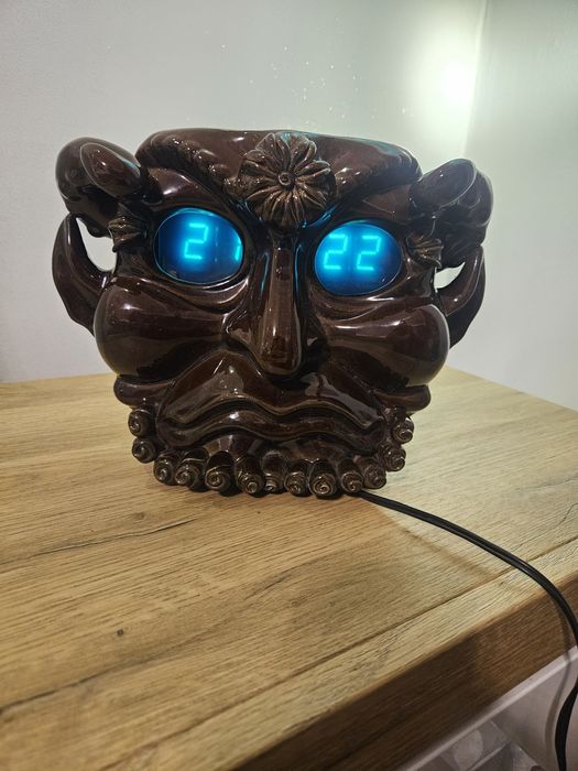zegar cyfrowy w kształcie maski Satyr.