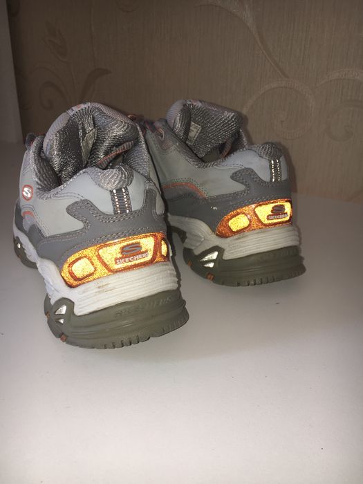 Кросівки Skechers .