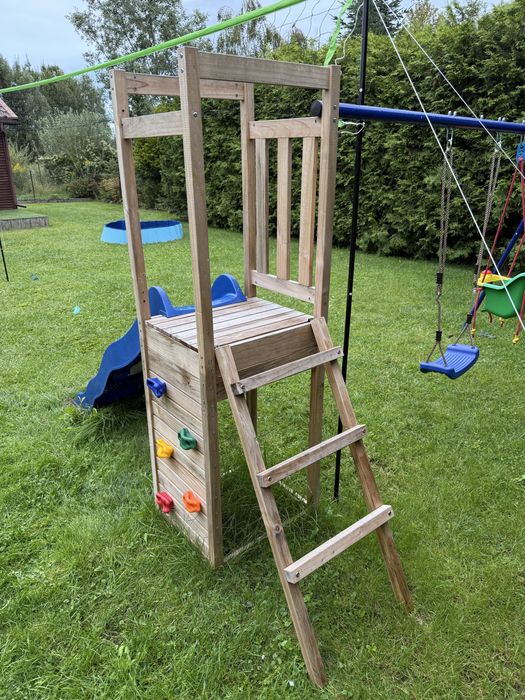 Plac zabaw dla dzieci, huśtawki plus zjeżdżalnia