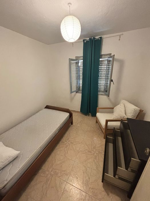 ALUGO QUARTO INDIVIDUAL EM MORADIA  junto ao Shopping Alegro Sintra