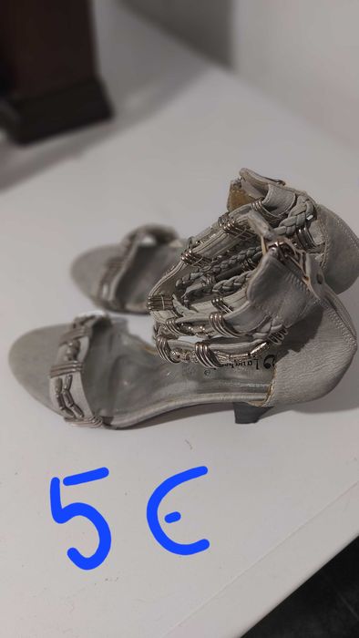 Vários sapatos em muito bom estado.  Alguns nunca foram usados.