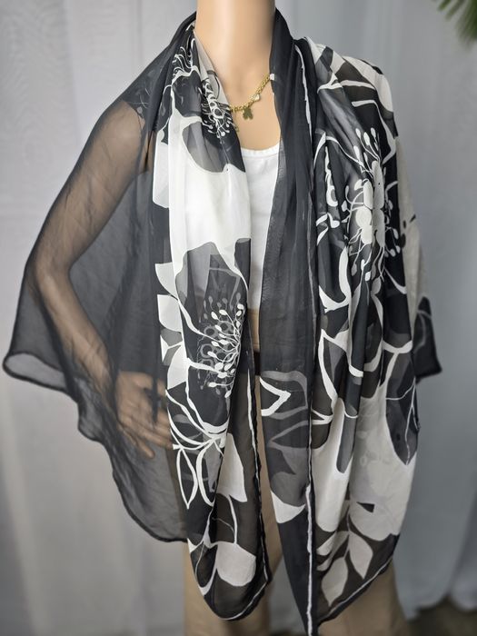 Apaszka chusta ,czarno biała w kwiaty duża długa cienka na wiosnę