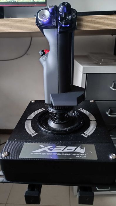 HOTAS - Simulador de Voo Logitech