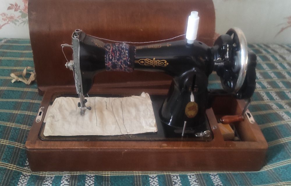 Швейная машина СССР (им. Калинина). Оригинал с крышкой. Состояние 4+
