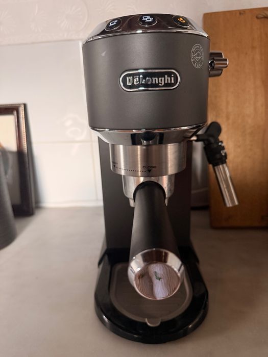 Máquina de Café Manual DELONGHI Dedica Style EC685.M (15 bar - Cinzento)