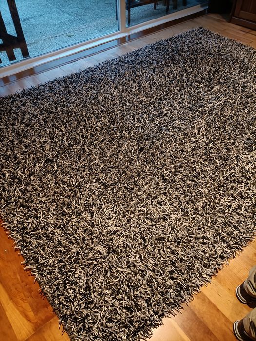 Carpete spagheti preta e cinza