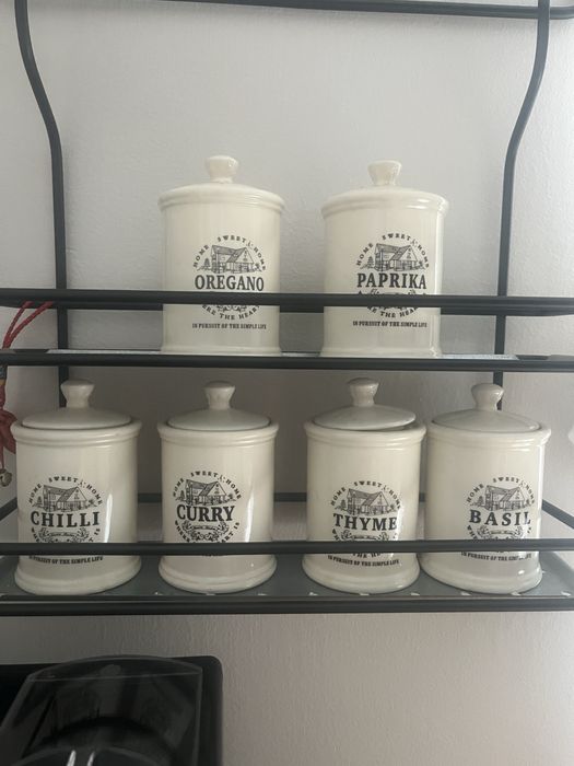 Ceramiczne pojemniki na przyprawy