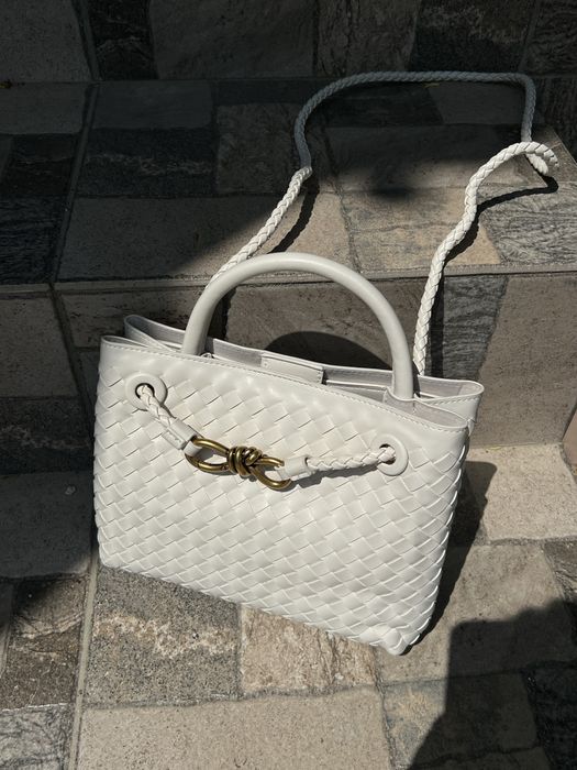 Сумочка в стилі Bottega Veneta молочна