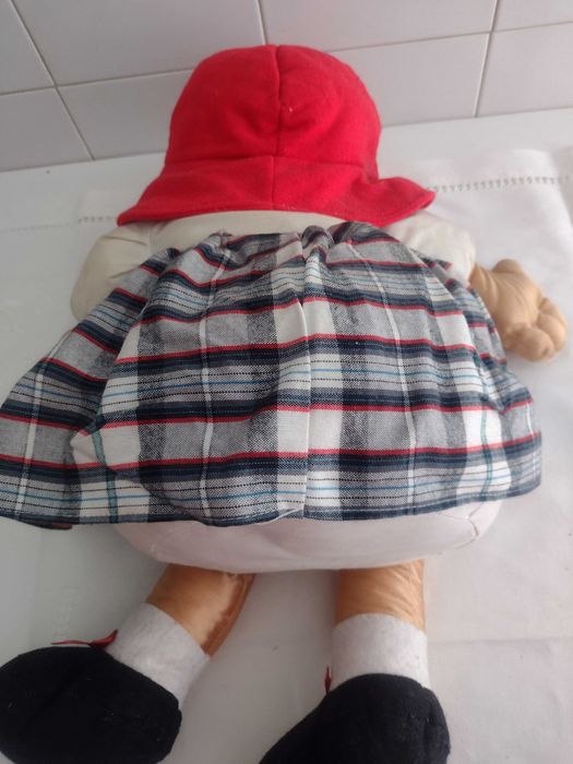 Boneca muito patusca com chapéu vermelho