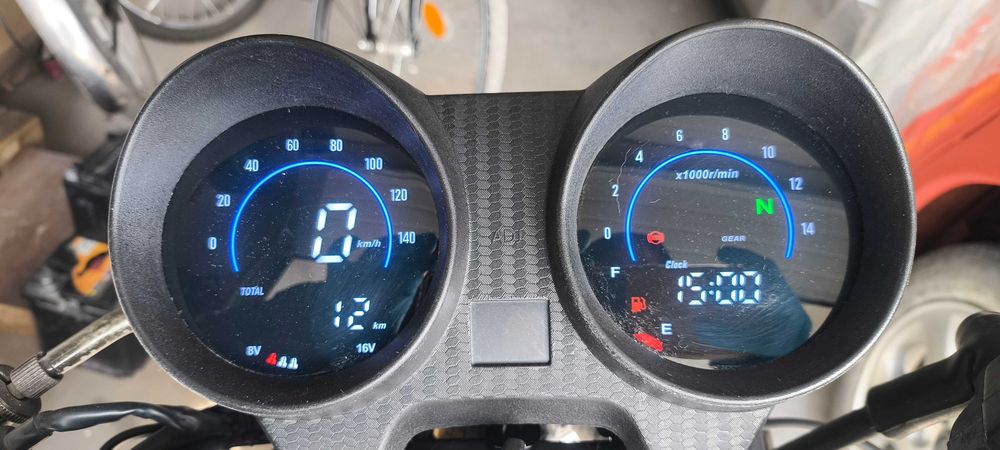 Uniwersalne zegary motocyklowe elektroniczne