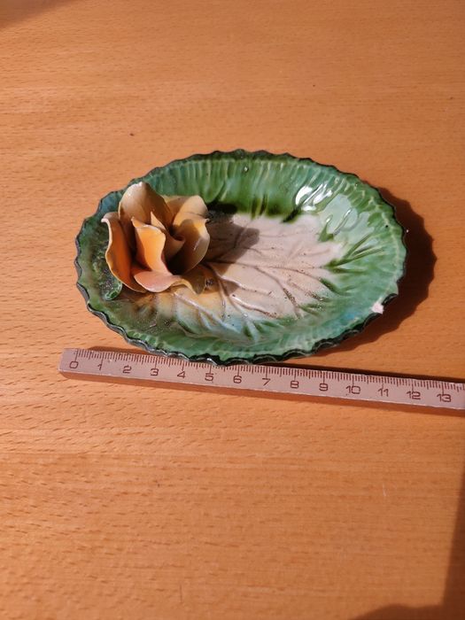 Conjunto de flores em cerâmica.