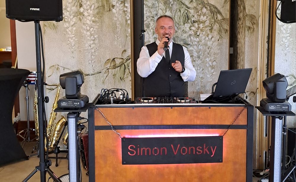 DJ Simon Vonsky , saksofonista, akordeonista,  konferansjer, wodzirej.