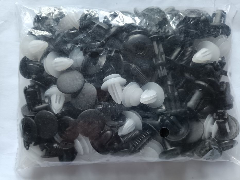 Кліпси автомобільні.