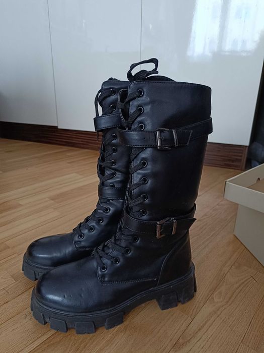 Damskie wysokie buty z paskami