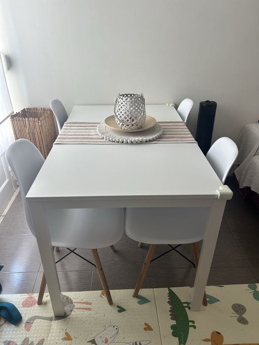Conjunto mesa e cadeiras