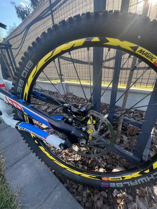 YT Industries Tues DH -rower downhill/full