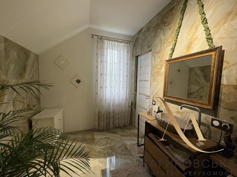 Продаж будинку з дизайнерським ремонтом, ділянкою 5 соток біля парку по вул.Скнилівська