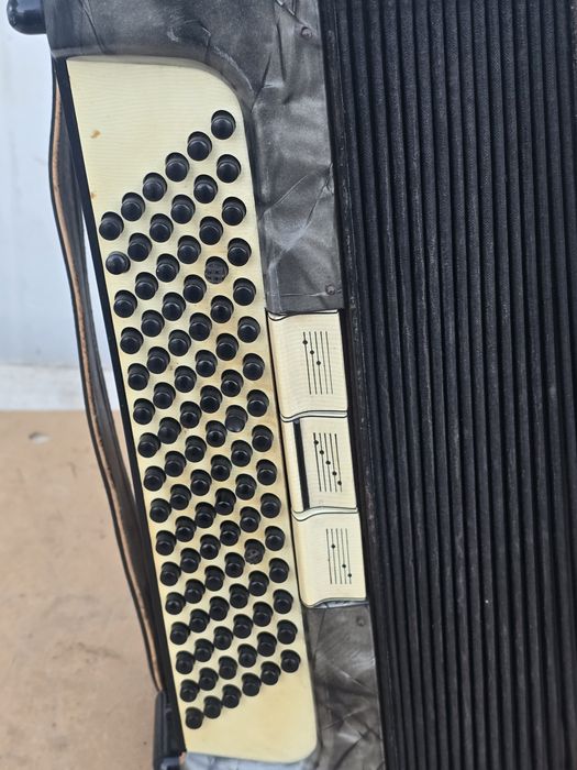 Akordeon Hohner Tango-80 basów z registrami.