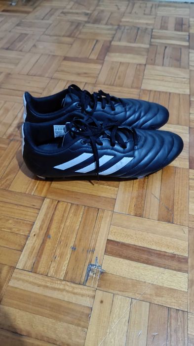 Chuteira e caneleira para futebol