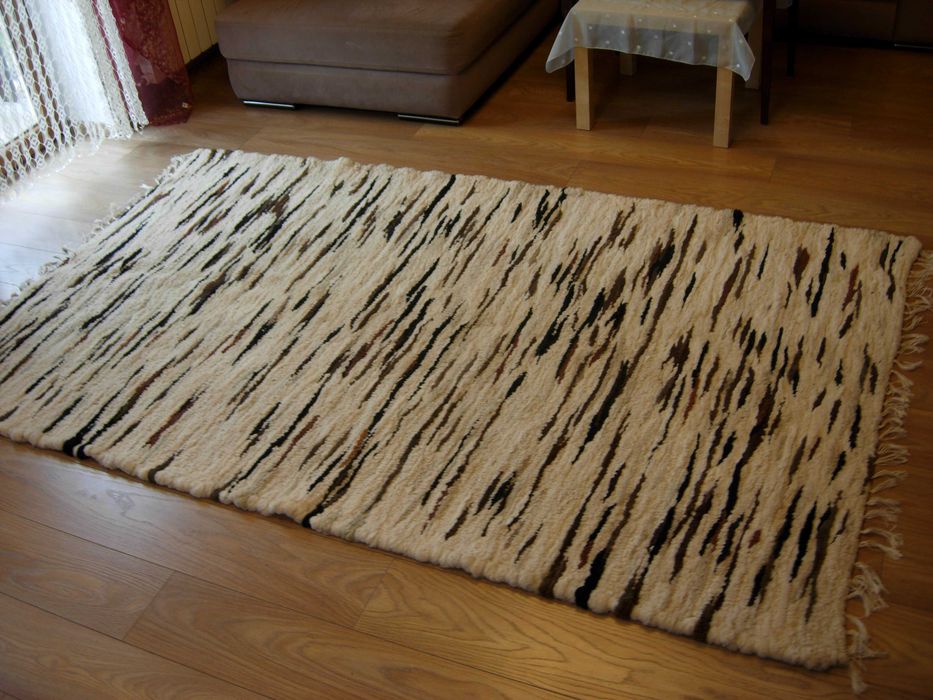 FUTRZAK- NARZUTA ze skór baranich.