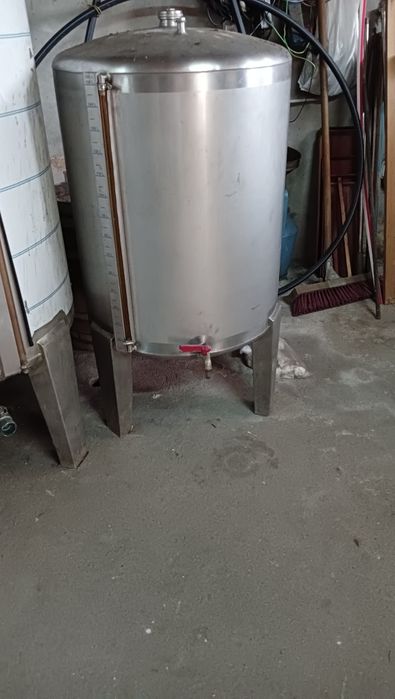 Cubas inox para vinho e máquinas de sulfatar