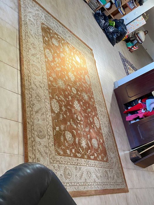 Grande Tapete tons beje e alpercçe, bom estado.