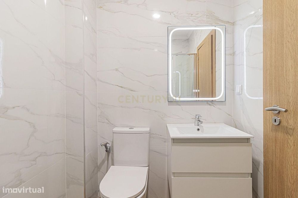 T2 Totalmente Remodelado | Luminosidade, Conforto e Terraço de 45 m²