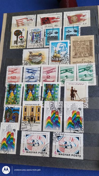 Klaser ze znaczkami z różnych krajów.