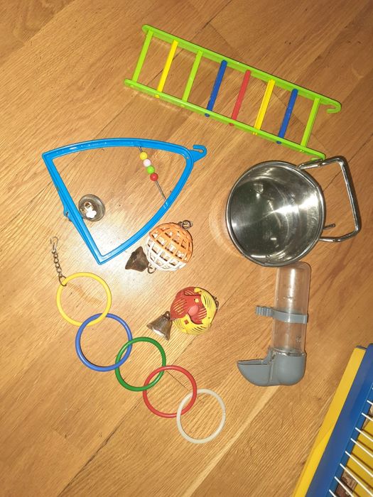 Клітка б/у з аксесуарами для хвилястого папуги