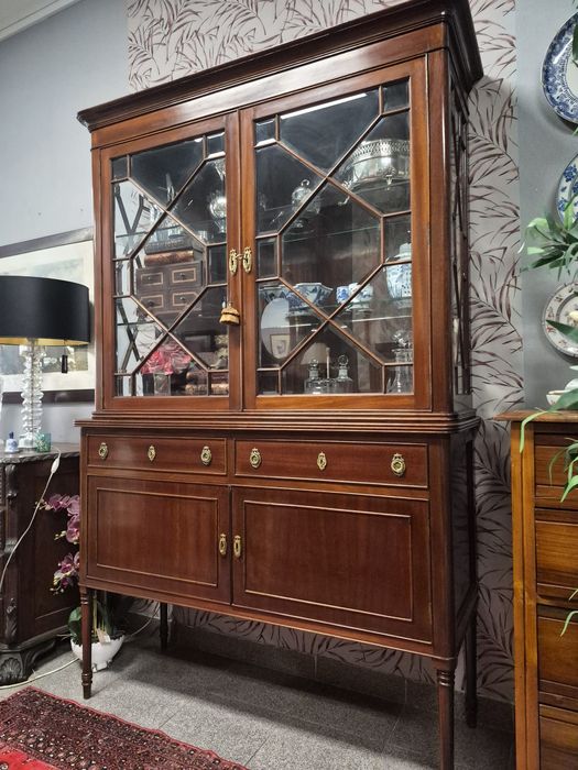 Cristaleira Clássica em Mogno - Elegância e Sofisticacão Atemporal.