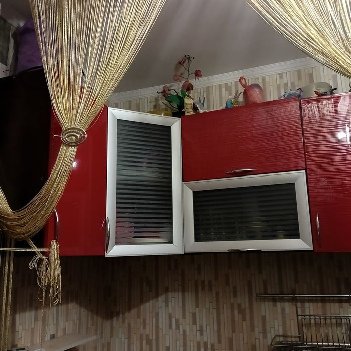 КУХНЯ  угловая. Красного цвета 5 шкафов