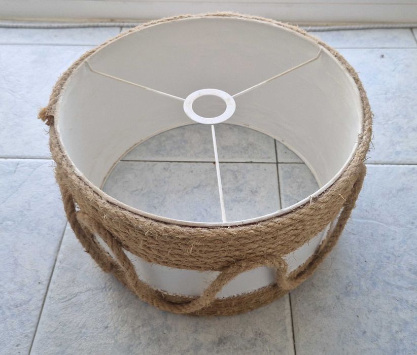 Abajur para candeeiro cor branco e juta