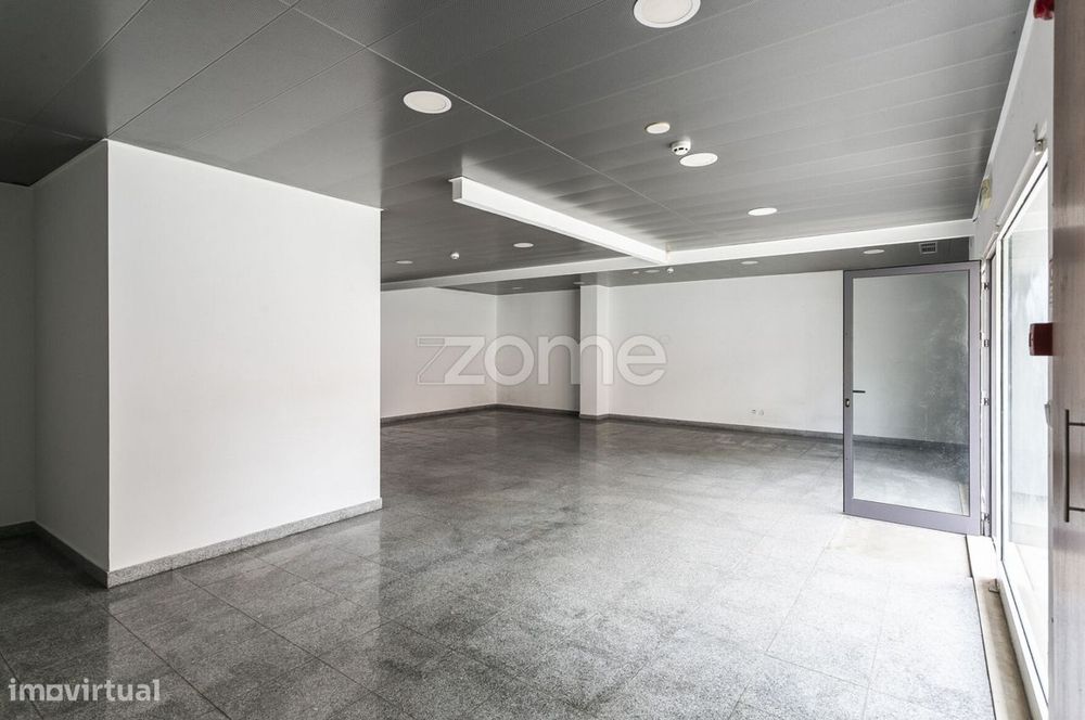Espaço Comercial com 136 m² | Projeto de Álvaro Siza Vieira | Peraf...