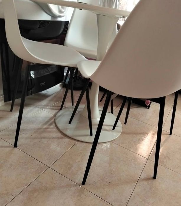 Mesa IKEA e 4 cadeiras