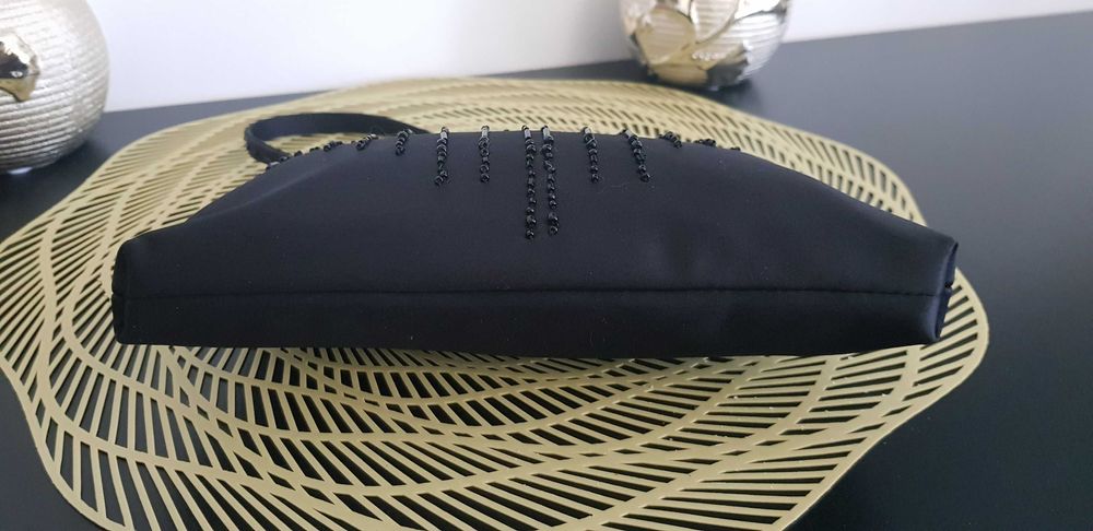 Torebka wieczorowa mała kopertówka kolor czarny materiał satyna