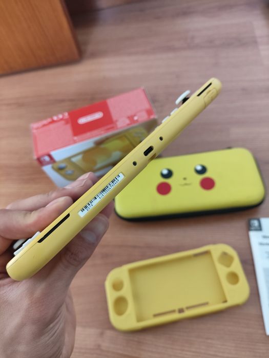 Nintendo Switch Lite Amarela + Estojo Pikachu + Capa Protetora