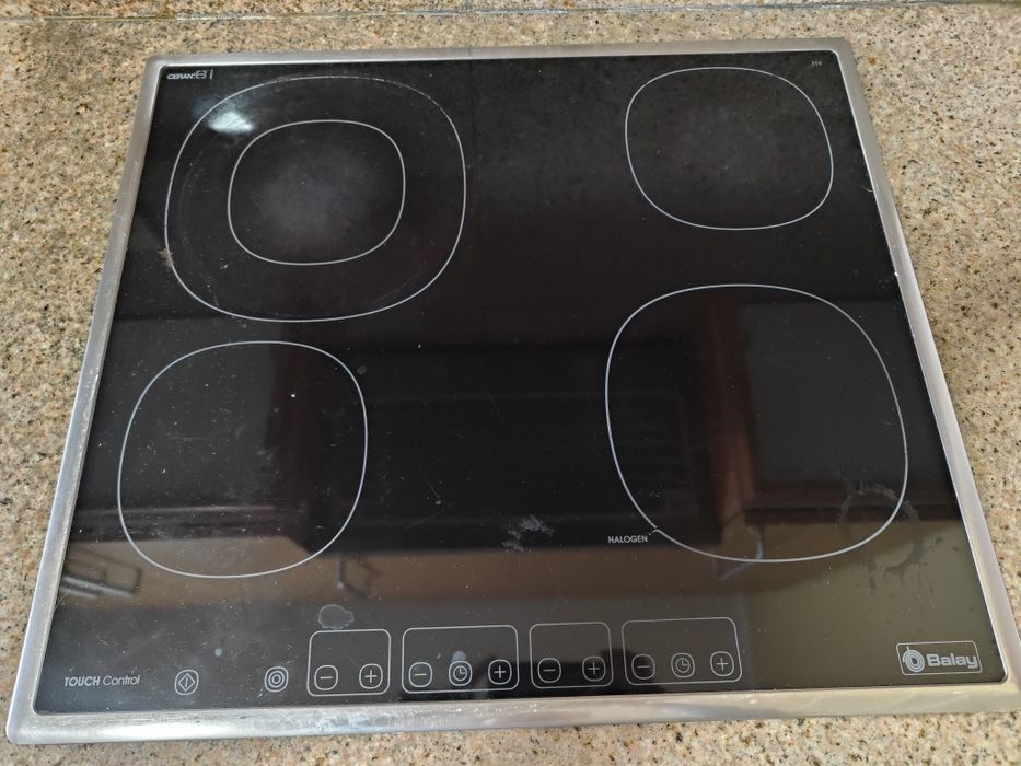 Placa vitrocerâmica Balay 4 zonas Touch Control – A funcionar
