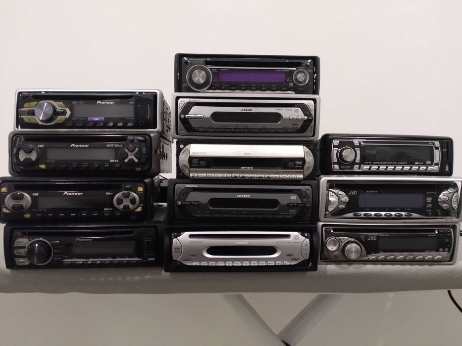 Vários auto rádios antigos para grandes marcas