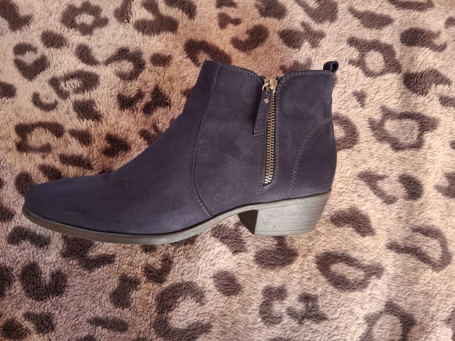 Buty granatowe z zamszu.