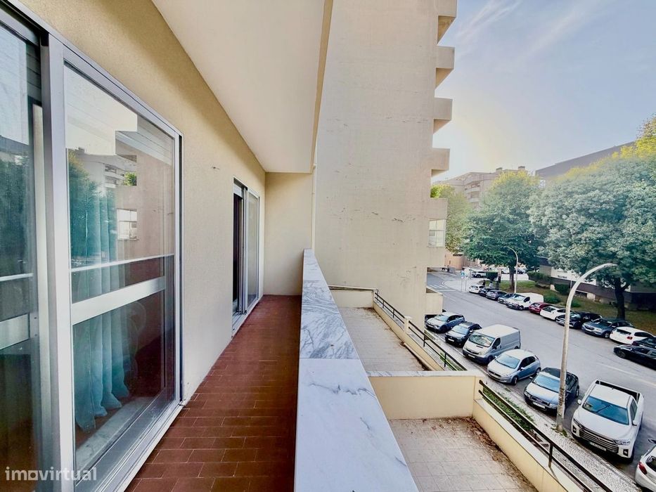 Apartamento T4 para arrendamento, situado na Rua Cândido de Oliveira