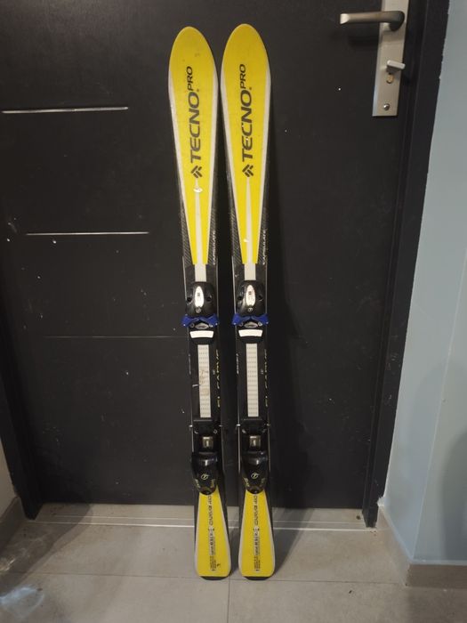 Na sprzedaż narty dziecięce z wiązaniami,