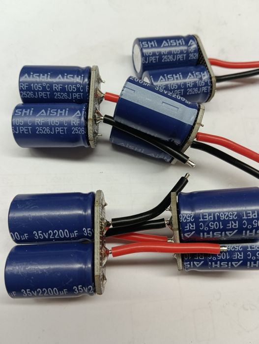 конденсатори Aishi RF , 2200 мкФ, 35V
на 2200 мкФ, 35 В.