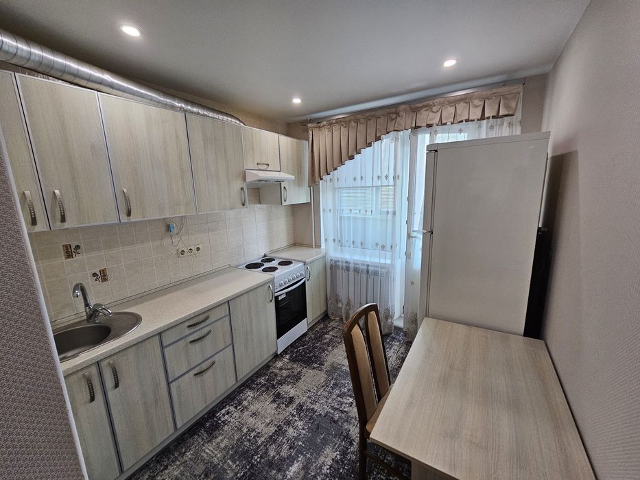 Продам 1-кімнатну квартиру (39 м²) внизу проспекту Олександра Поля