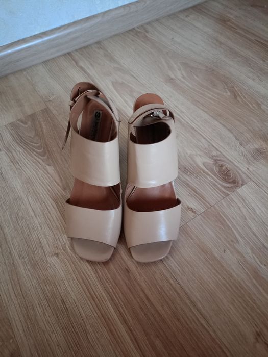 Продам жіноче взуття