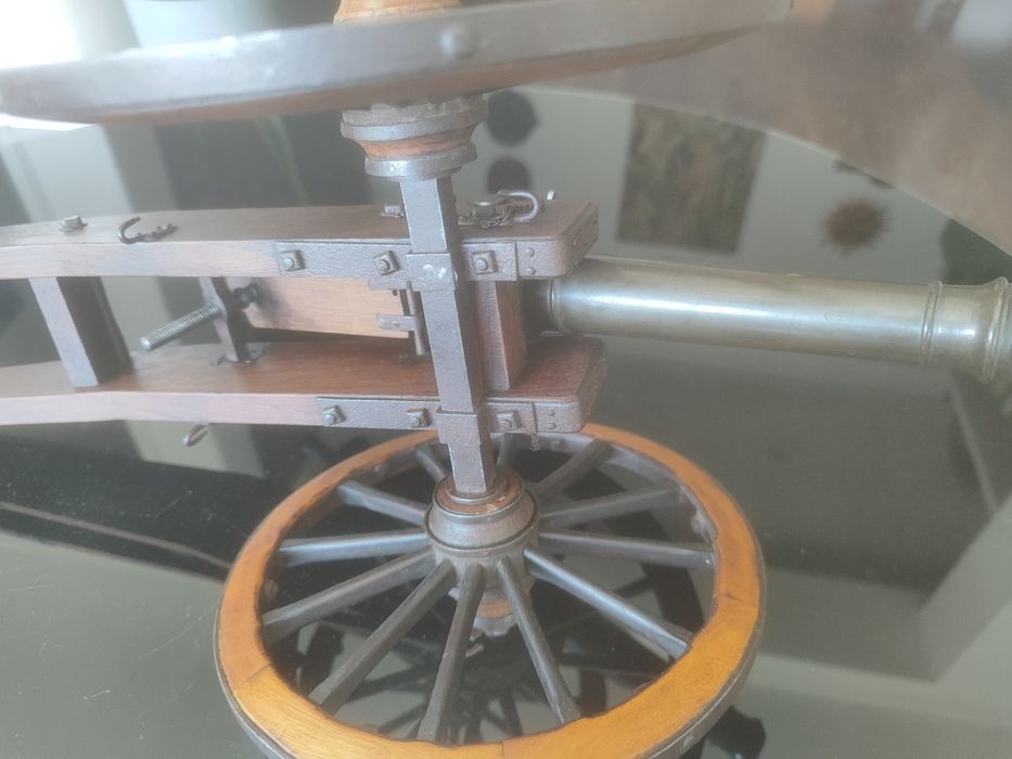 Modelo de canhão em bronze.