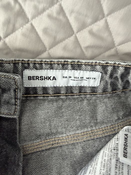 Сірі жіночі джинсові шорти Bershka